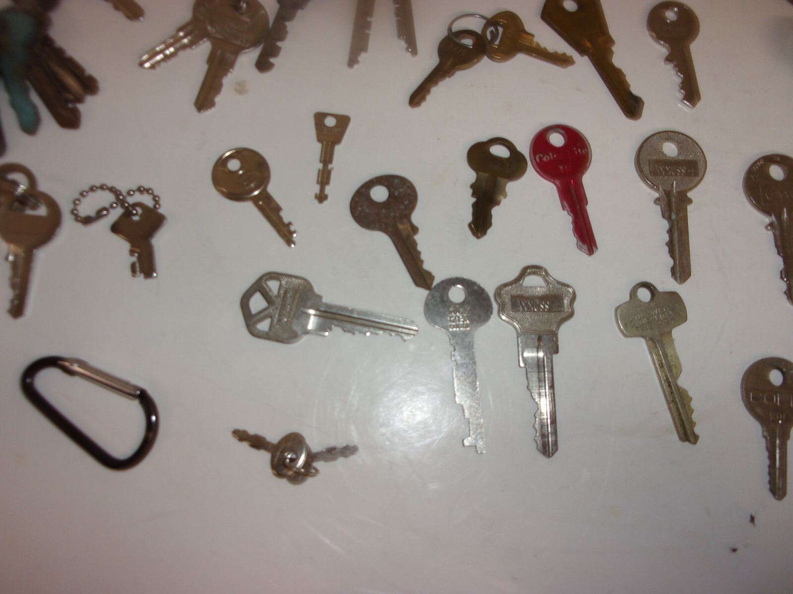 13 ounces Of Vintage Keys (58)All Kinds. Couple Of Key Chains And 2 Dog Tags