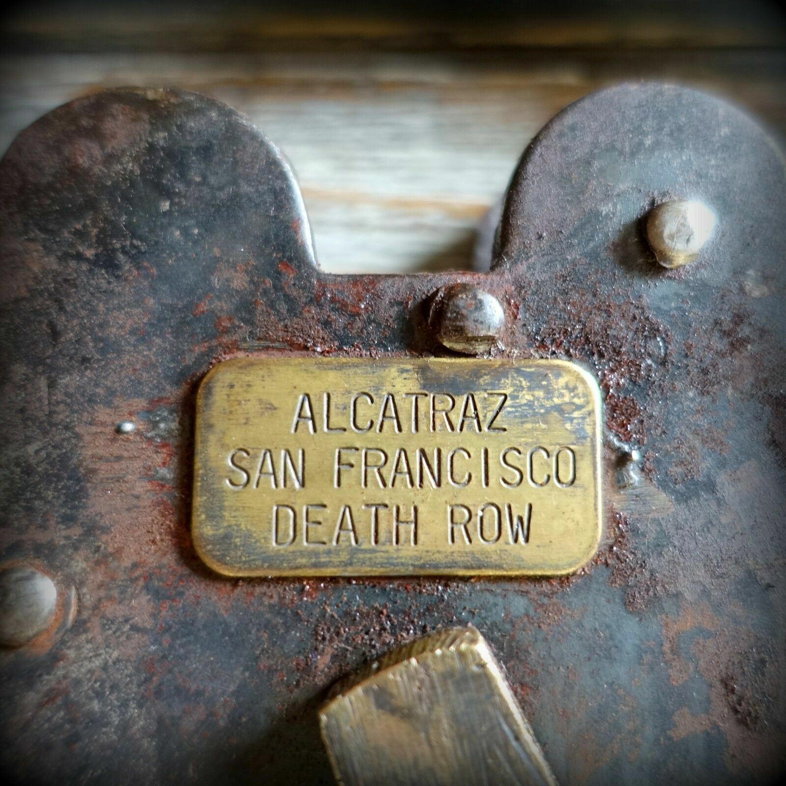 Alcatraz San Francisco Death Row 3″ x 5″ Cast Iron Lock & Keys, Antique Finish
