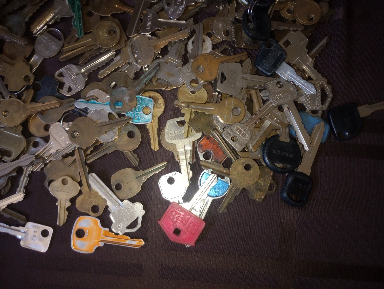 Key Lot 4lbs 10oz assorted (264 keys total)