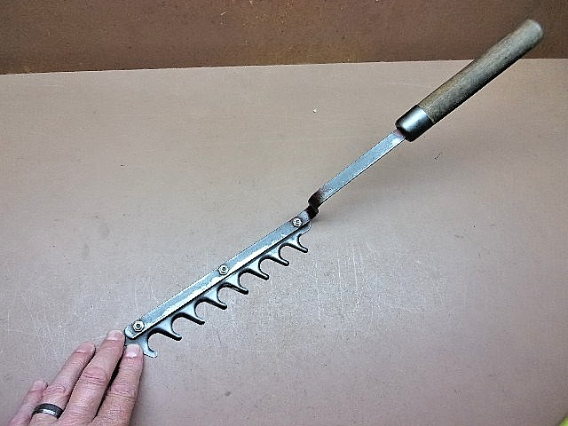 Vintage Unbranded Right Handed Garden Weeder Tool 18″ Long USA Made CLEAN!