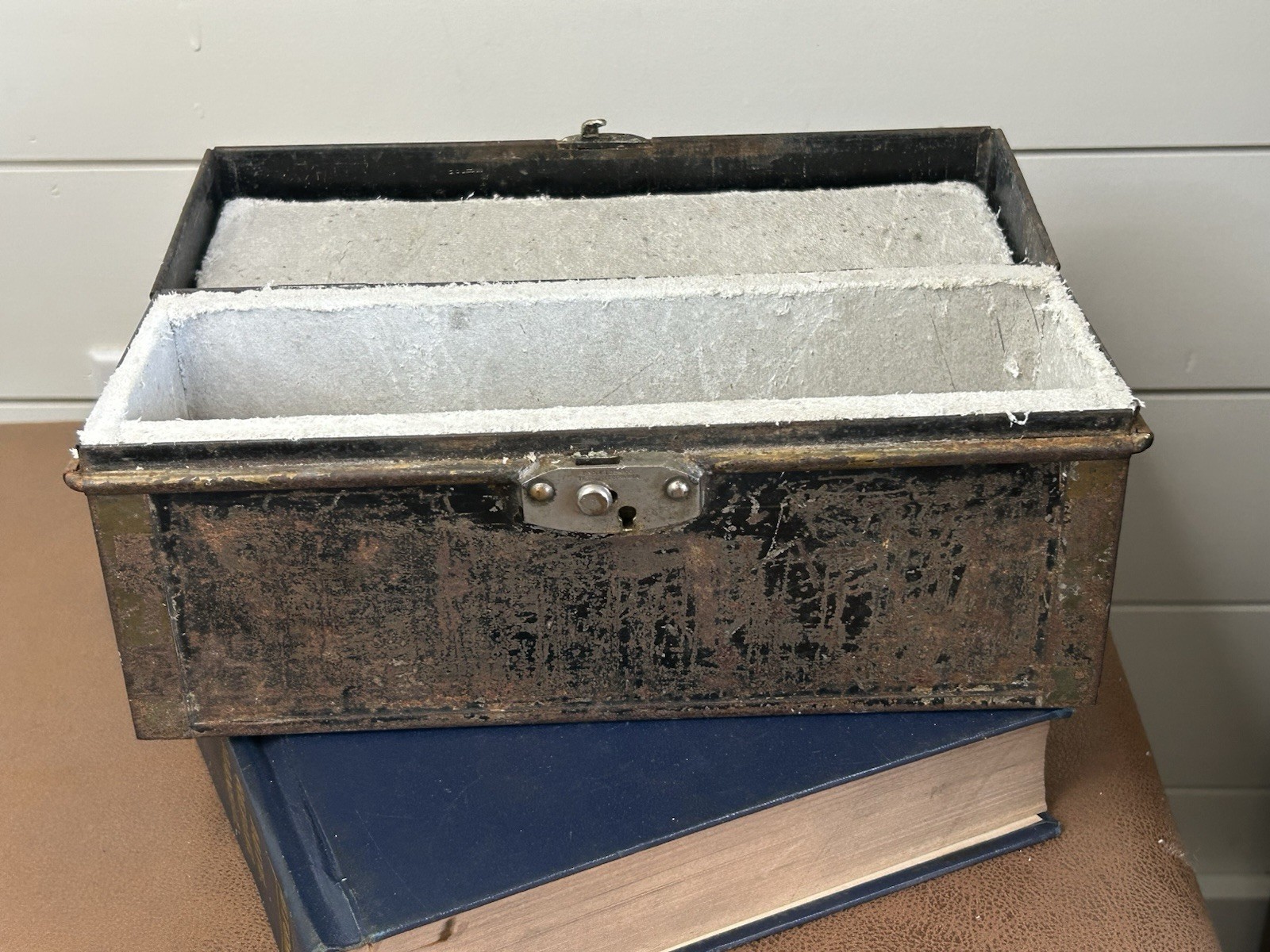 Eagle Lock Co Vintage Metal Box Chest w/ Handle & Latch Lock .
