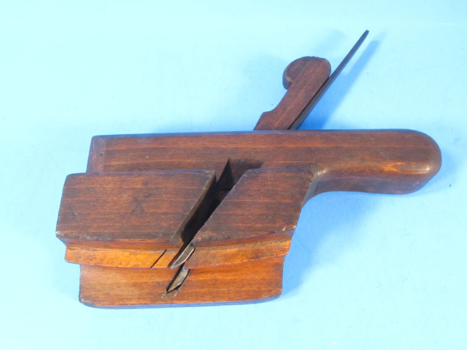 unusual curved & tailed coachmakers 1″ boxed side bead wood molding plane