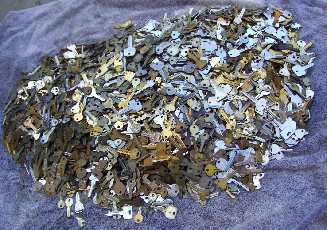 Large Lot of Misc Key BLANKS 5+ pounds HOUSE,CARS,etc. Some old & vintage