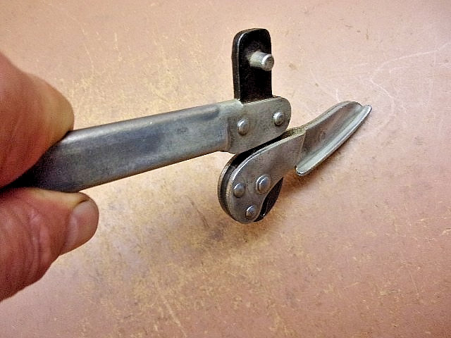 Vintage K-D Mfg. No. 90 Nail Puller 11 1/2″ Long 10 Penny Nail Capacity Clean!