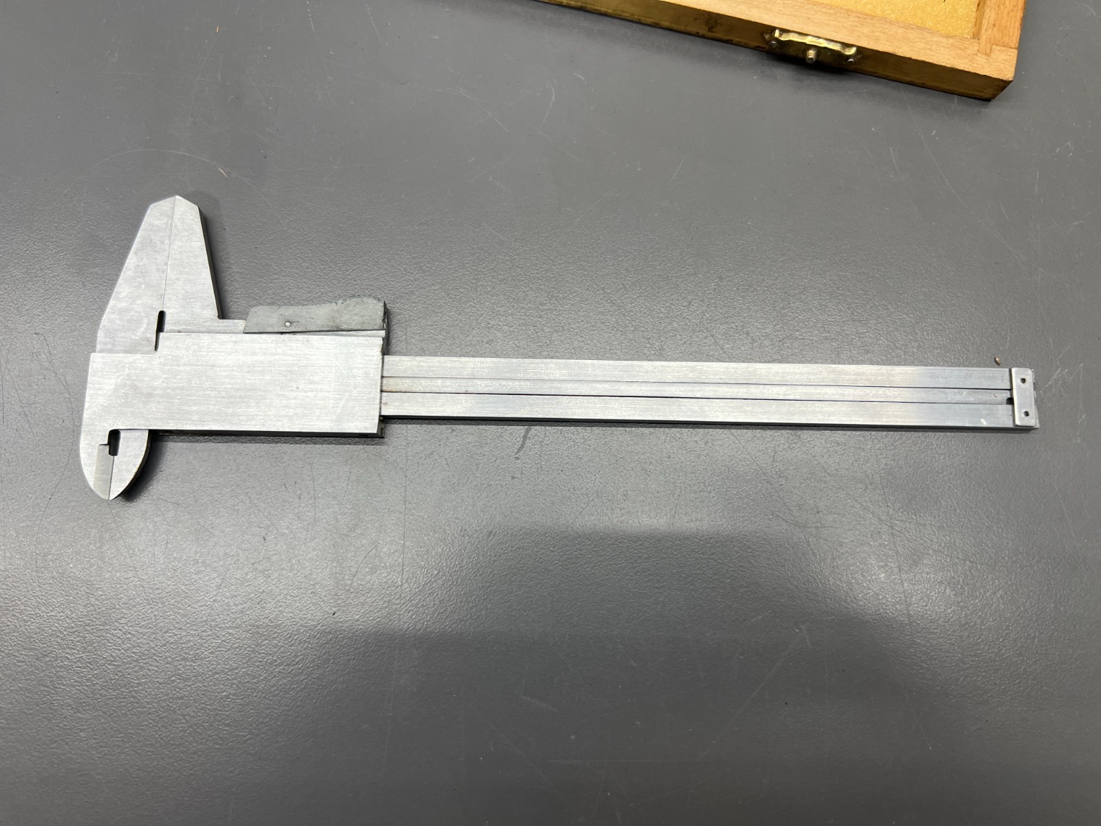 (S) VINTAGE FOWLER MACHINIST 6″ VERNIER CALIPER W WOOD CASE – VGC – USA