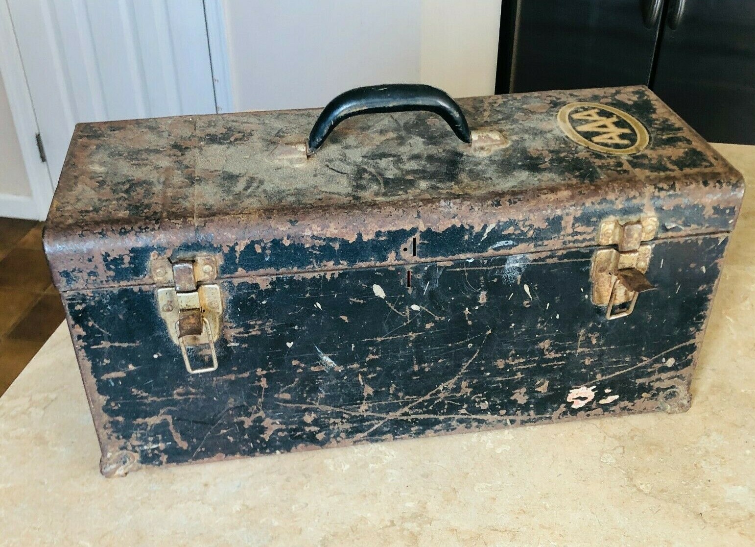vtg Black toolbox tackle w red tray 20″W x 9.8″H x 8″D Heavy