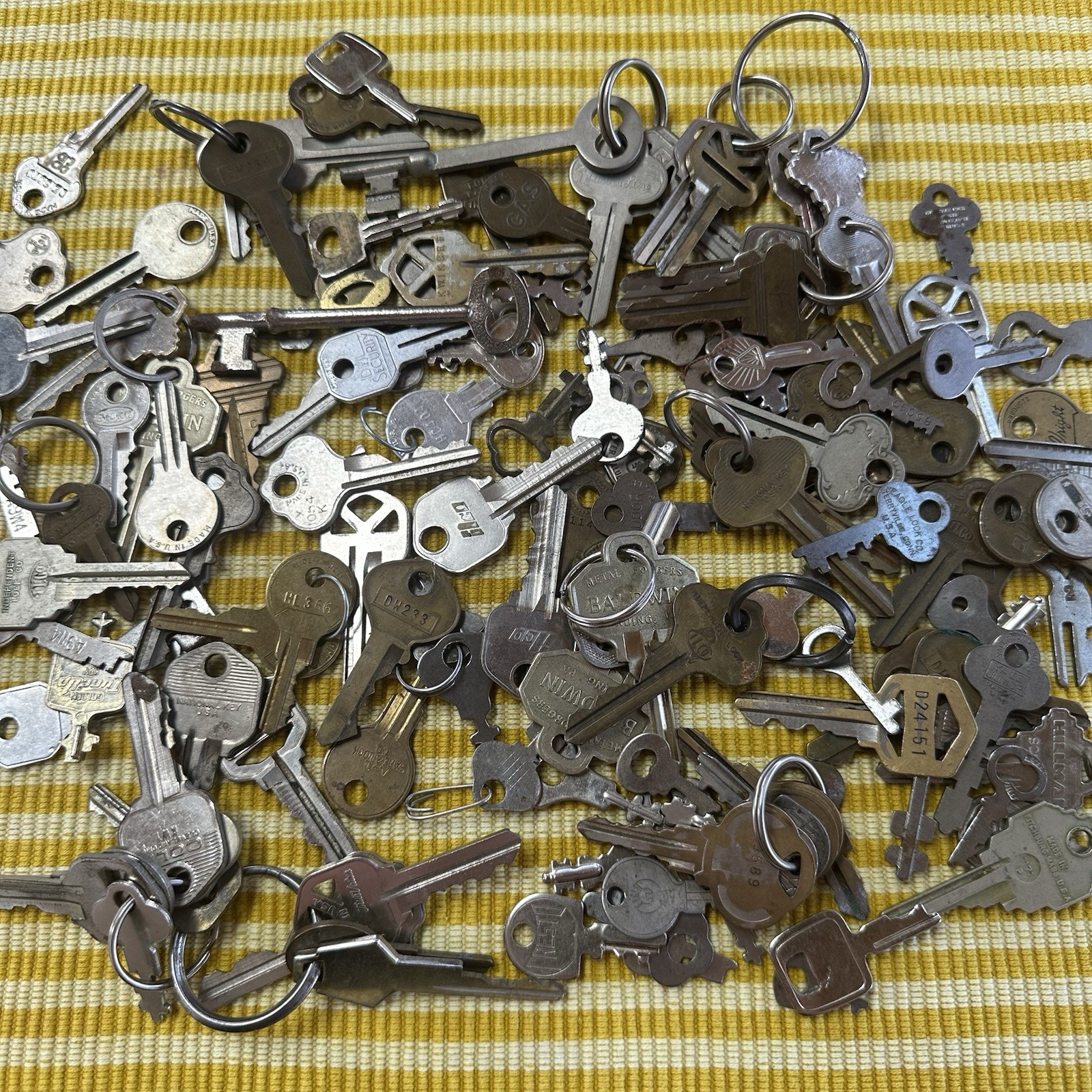 Mixed Lot of 140+ Vintage KEYS Different Sizes Gold Tone Silver tone Crafting