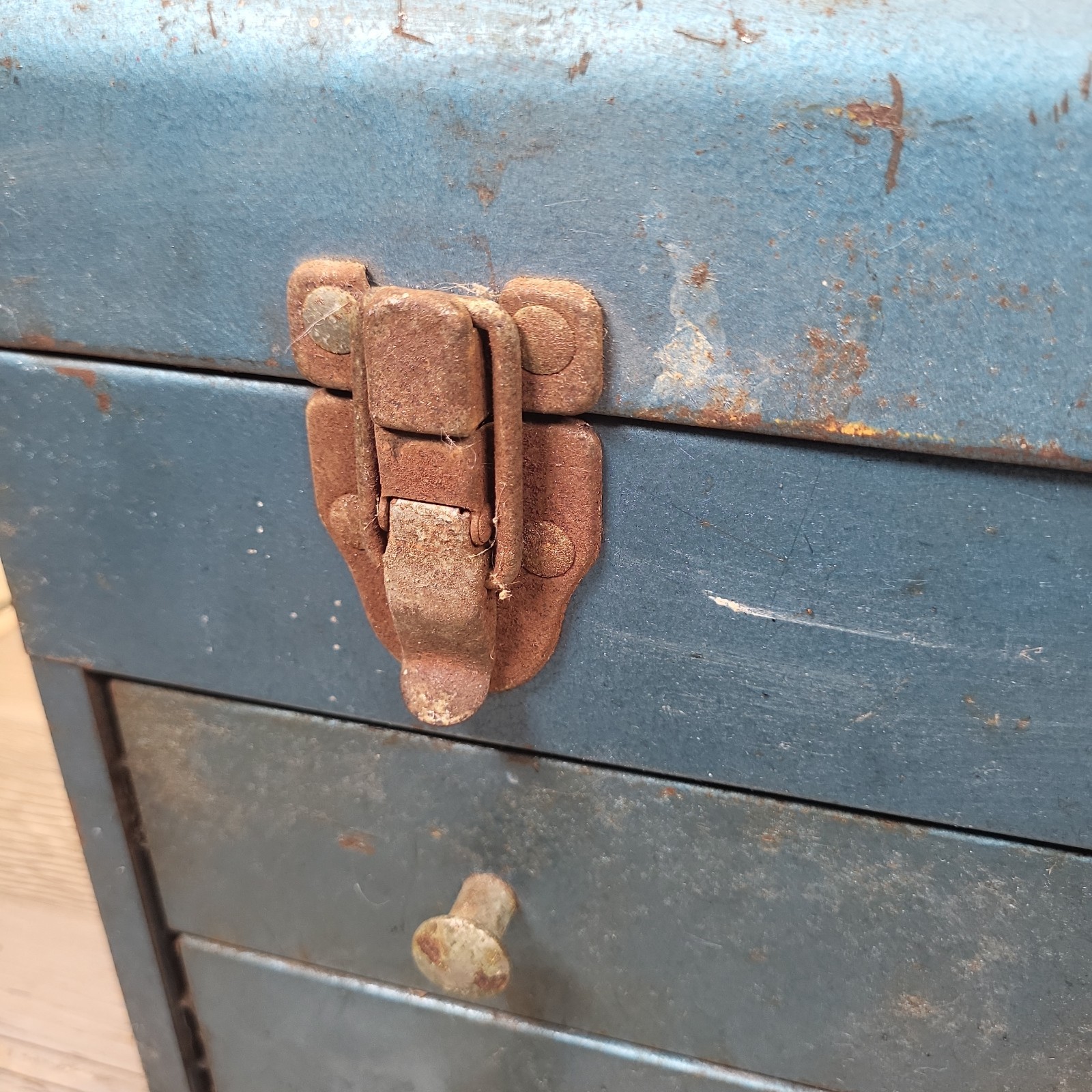 Rare Vtg 20×10 BELKNAP Hardware Blue Grass Two Drawer Locking Tool Box