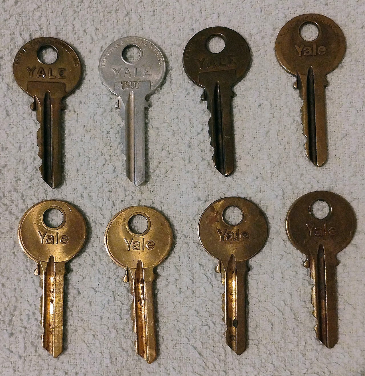 Lot of 8 Vintage YALE Y1 Keys Various Mfg. Eras – Brass & Aluminum READ!