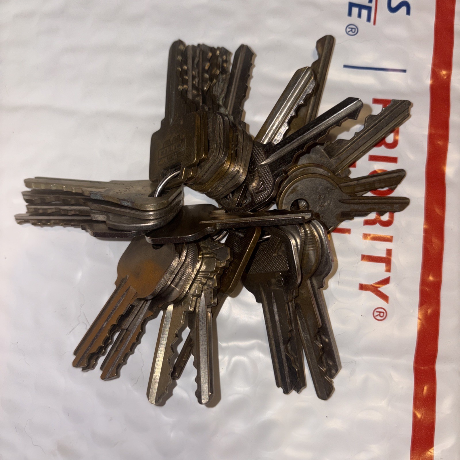 LOT 140+ANTIQUE VINTAGE KEYS~VARIED TYPES-SIZES-BRANDS ALL IN GOOD CONDITION