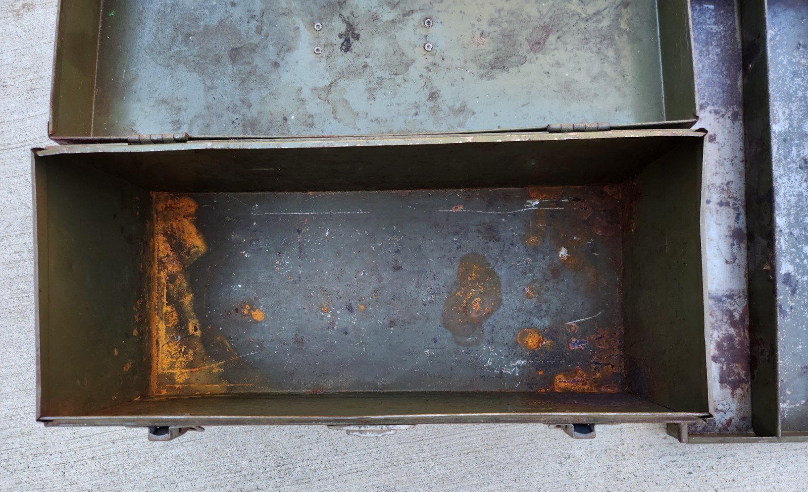 VINTAGE RUSTIC KENNEDY KITS BIGHORN LINE GREEN BROWN RUSTY TOOL BOX! MAKE OFFER!