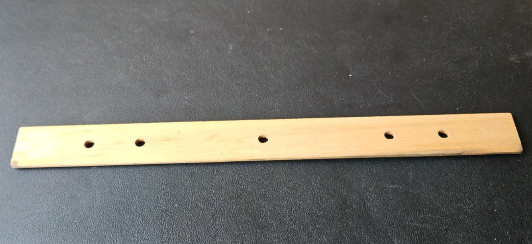 WESTCOTT WOOD 12 INCH / 30MM RULER. METAL EDGE.