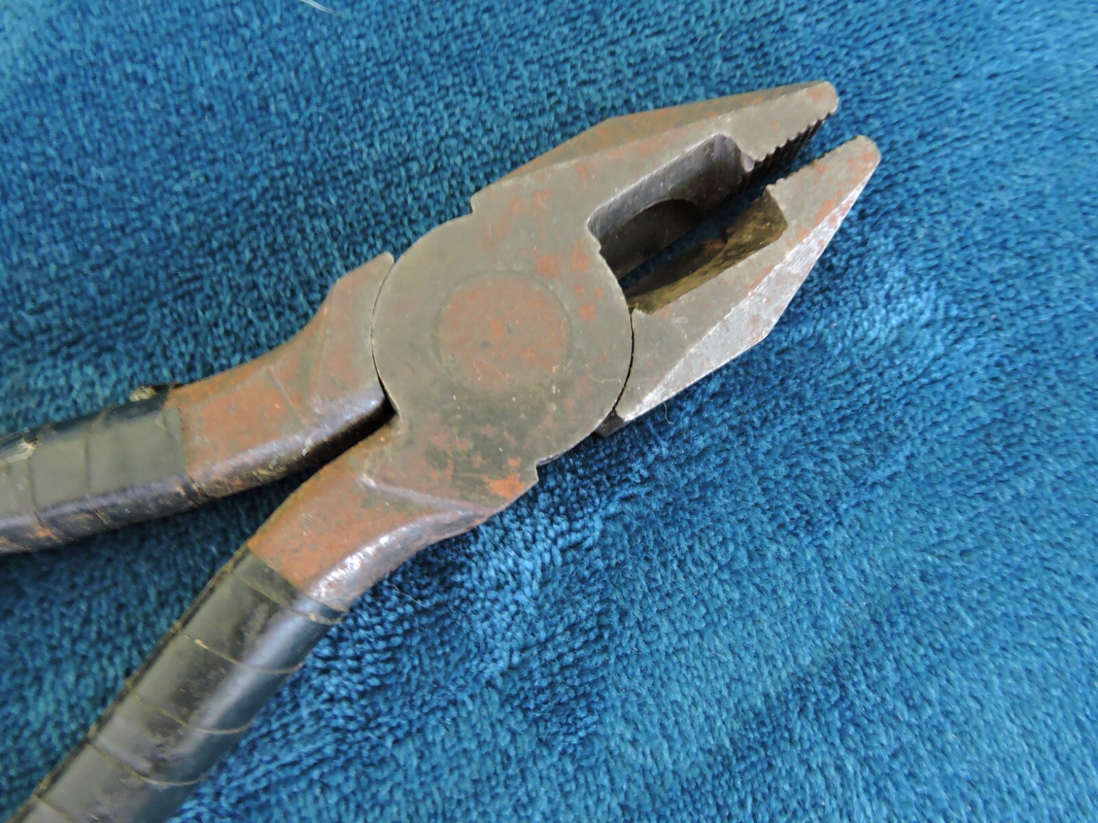 Vintage 9″ Diamalloy Diamond Duluth No. SL58 Linemans Pliers.