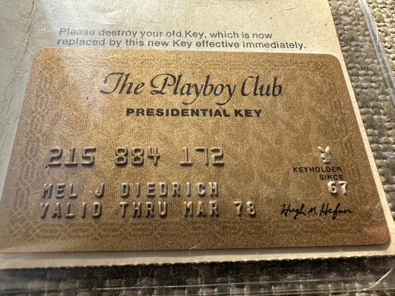 RARE HEFNER SIGNED! PLAYBOY PRESIDENTIAL KEY CARD IN ORIGINAL “WELCOME” PACKAGE!