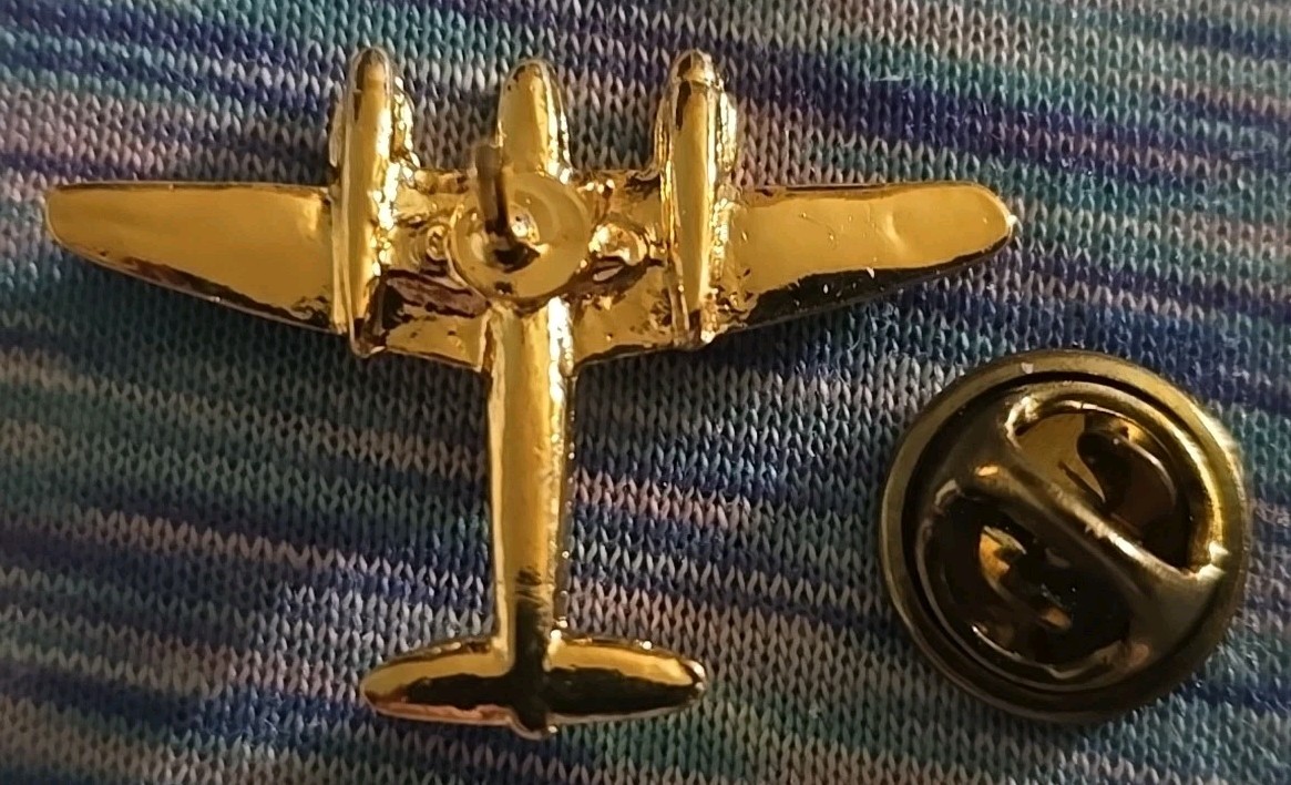Vintage Gold-Tone De Havilland DH.98 Mosquito Aircraft Lapel or Tie Pin (1A5)