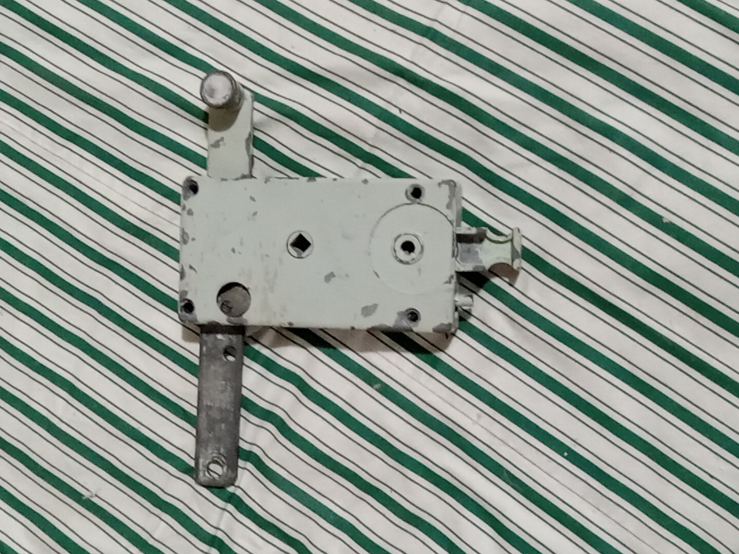 -*{J78} Vintage metal Garage Door Lock/ lever Working (J78)