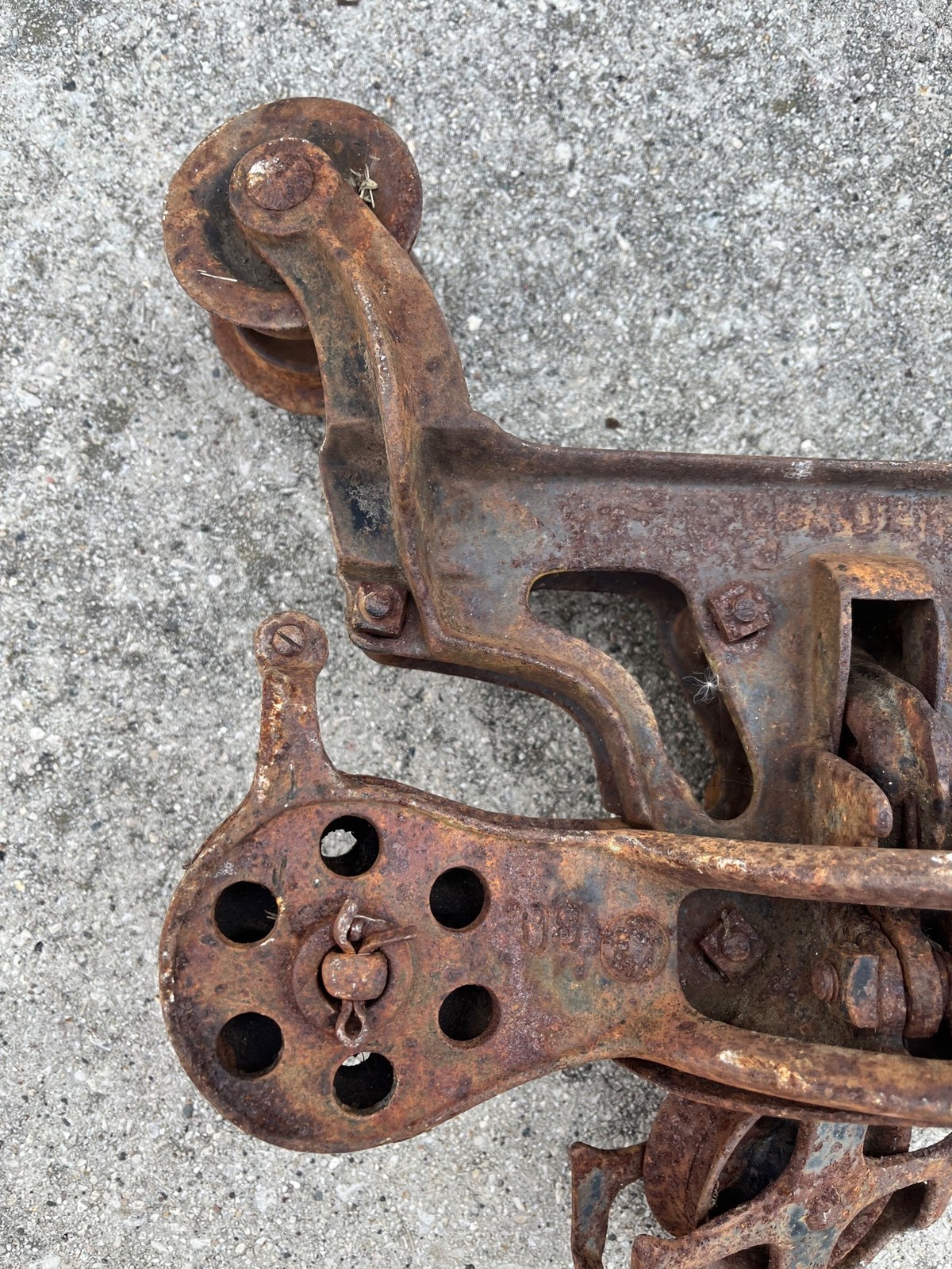 Antique Leader Cast Iron Farm Hay Trolley Barn Equipment w/ Center Drop Pulley