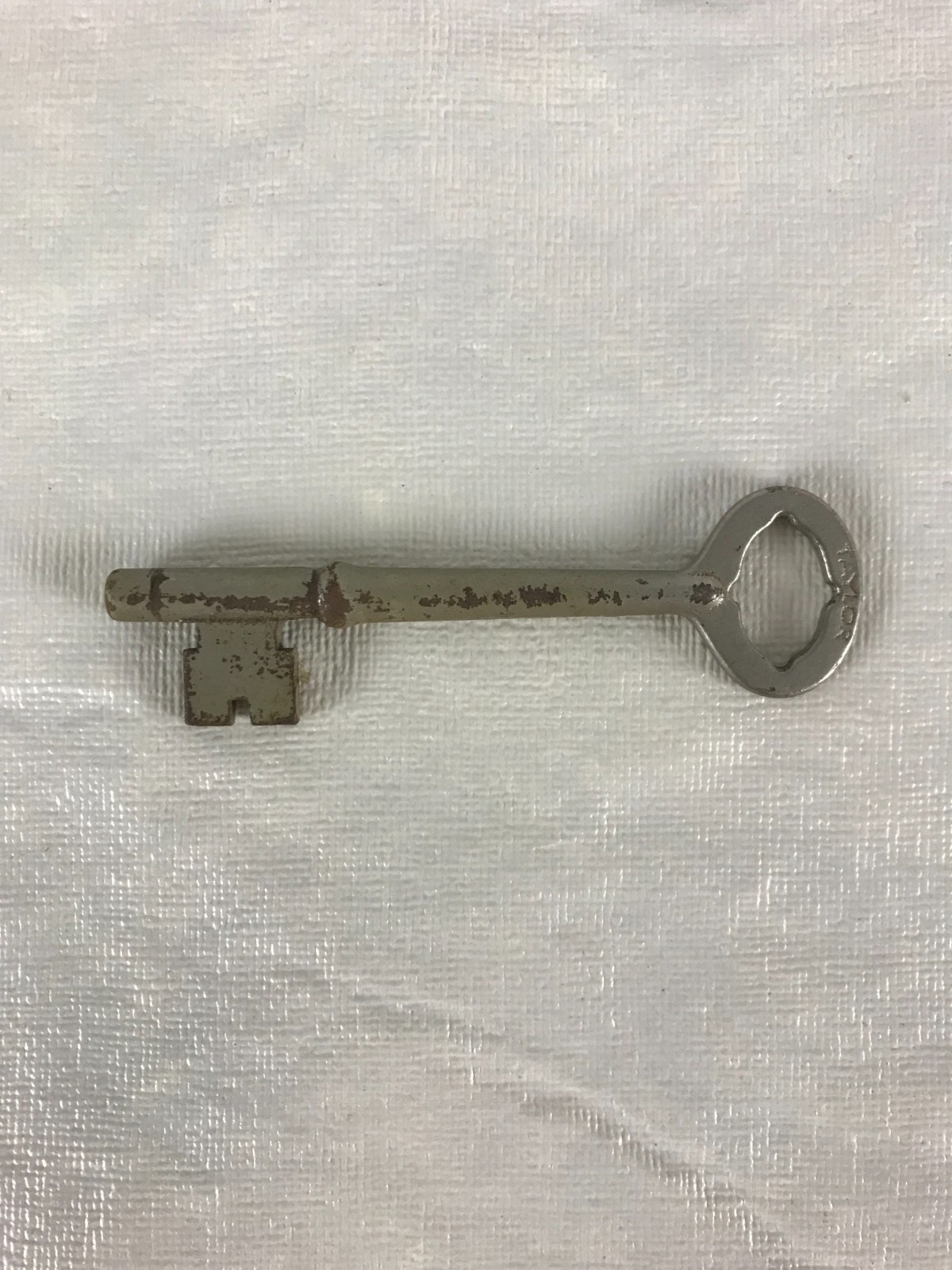 vintage Taylor Lock Co. #522 Solid Bar Skeleton Key – 3″ long