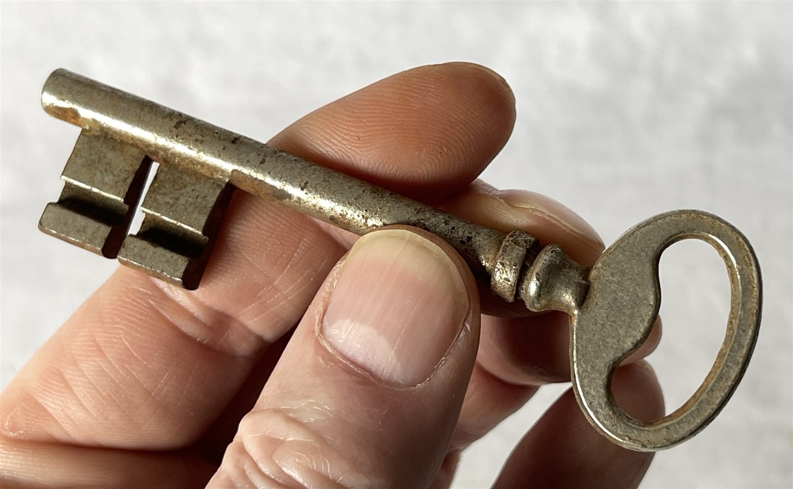2 Vintage Identical GP ~9.5cm Skeleton / Collectable / Escape Room Keys #g3-613