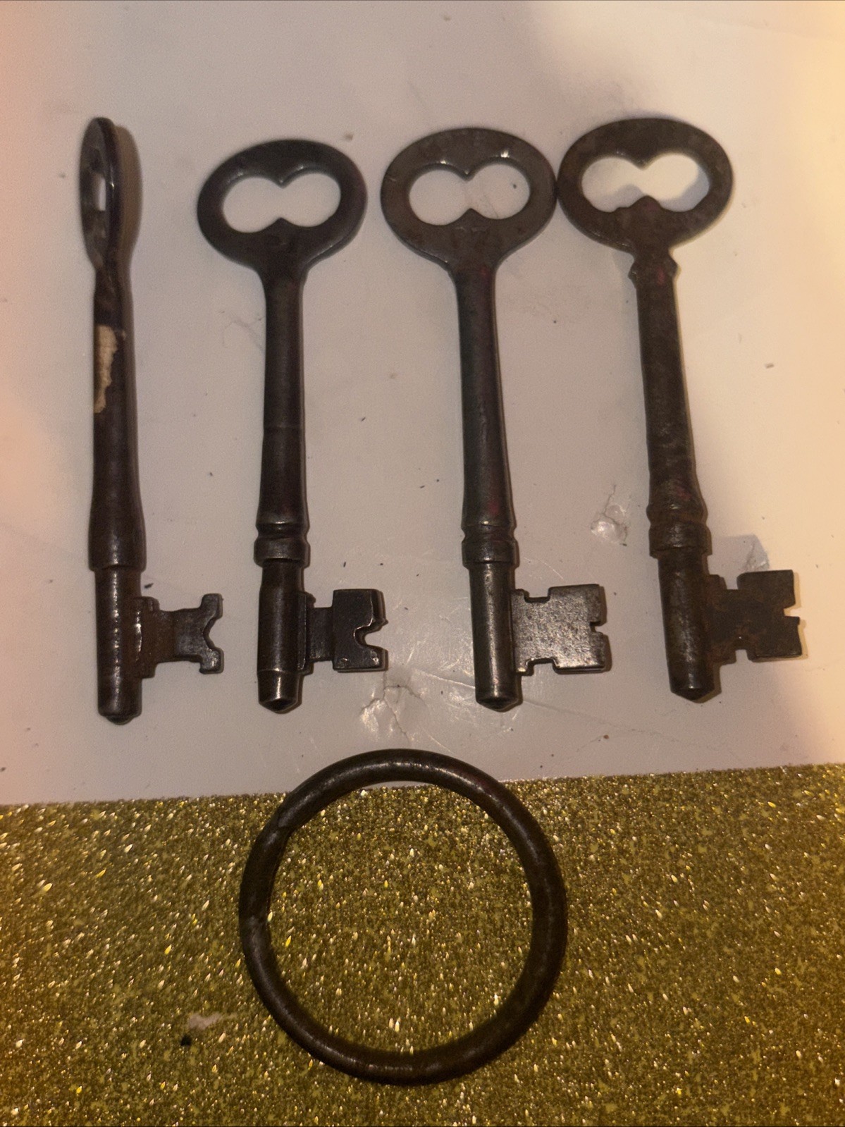 LOT 140+ANTIQUE VINTAGE KEYS~VARIED TYPES-SIZES-BRANDS ALL IN GOOD CONDITION
