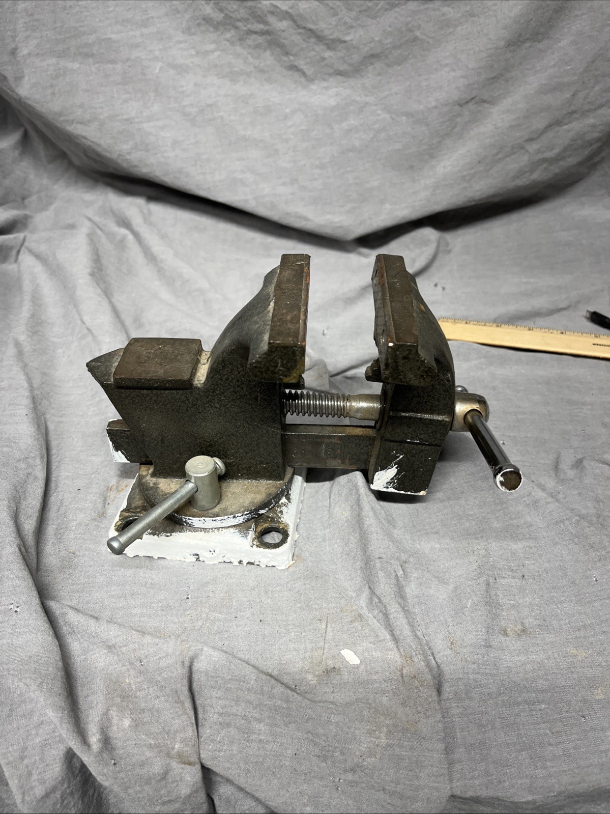 Buffalo Metal Vice with 3.5″ Jaws and Swiveling Anvil