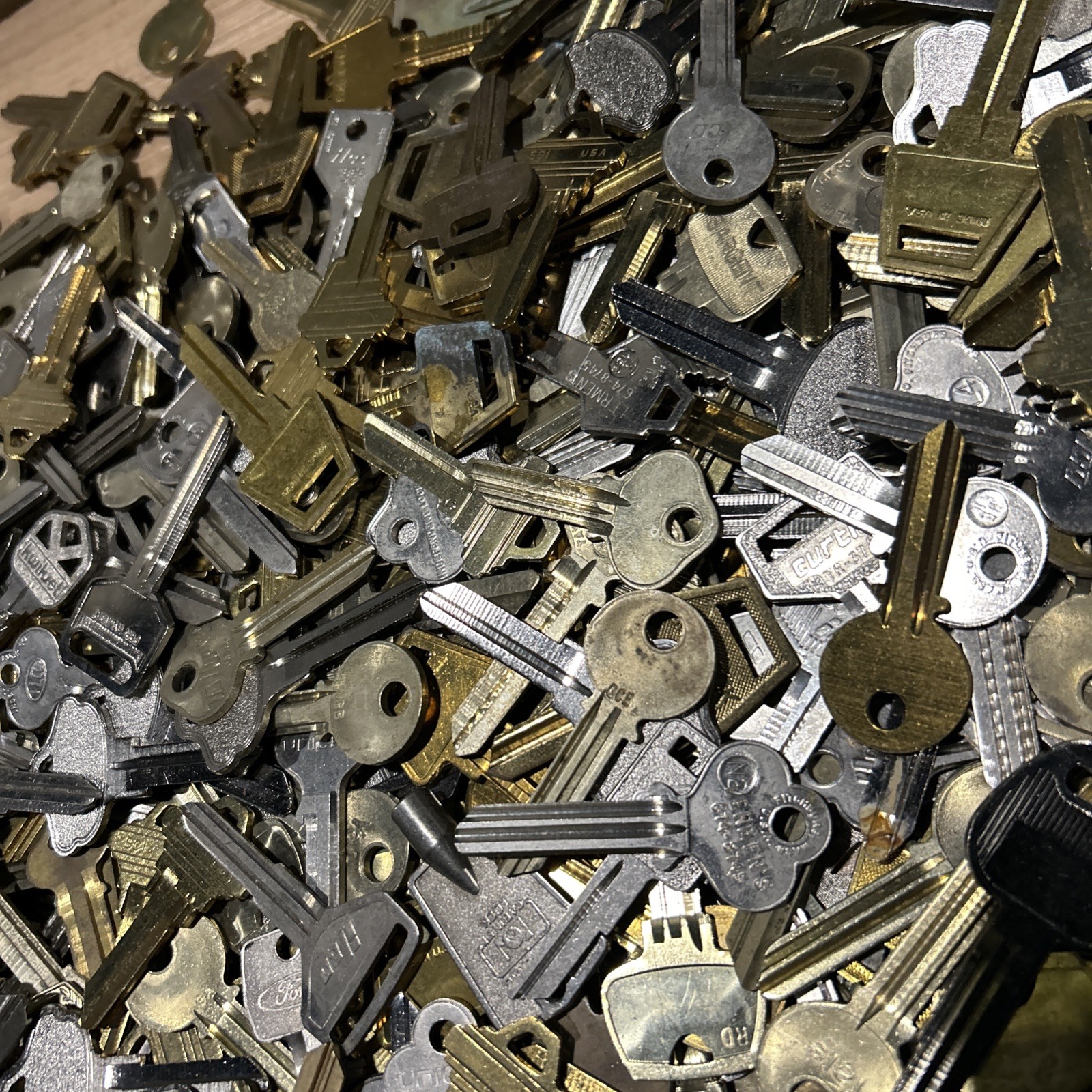 Vintage LOT 10 lbs UNCUT MIXED KEYS Crafts Scrap Brass Home Commercial Auto ETC