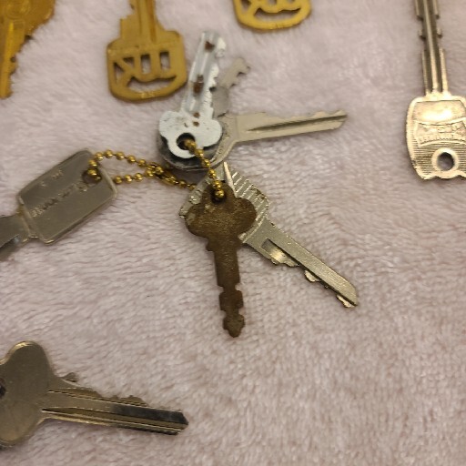 Vintage Mixed Lot Of 15+ Keys And Key Chains Of Various Sizes,Brands,Types,etc