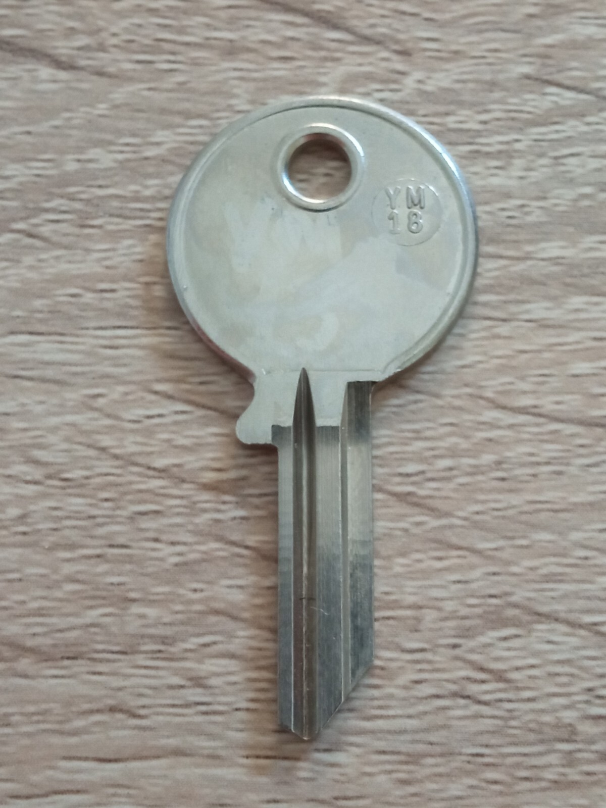 Vintage Silca YM18 Key Blank – Old Car Key for Opel-Vauxhall