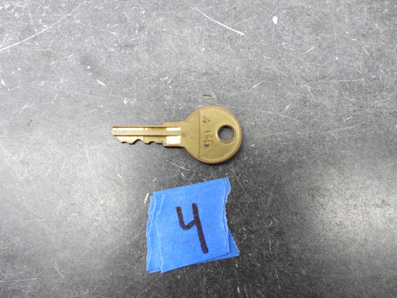 Harley-Davidson Shovelhead Panhead Saddlebag Chicago Lock 265 Key #4 2330