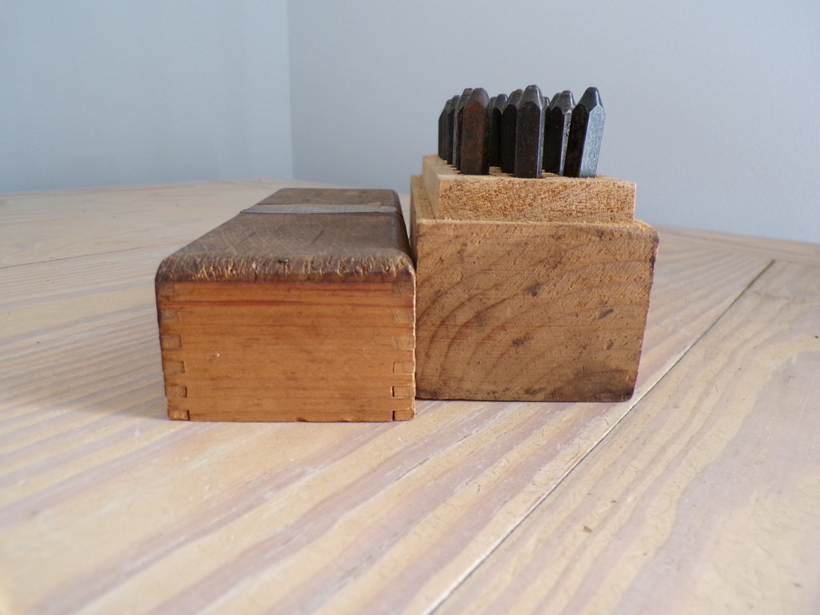 Vintage C.H. Hanson Company Grade A Dies 1/16″ Letters – Wood Box