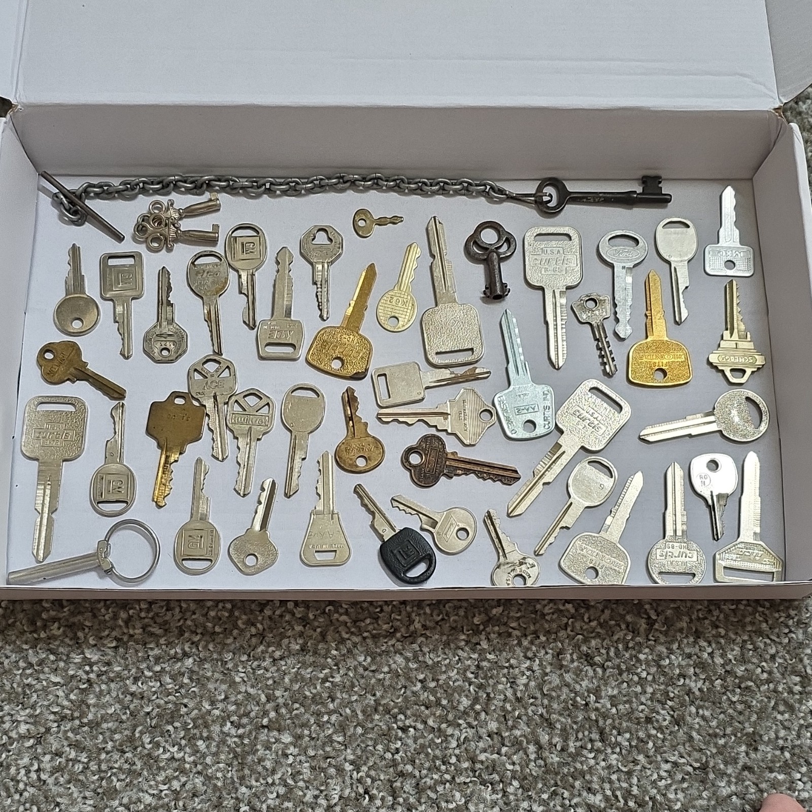 Mixed Lot Vintage & Assorted Keys w/ Chain and Ring, Various Types