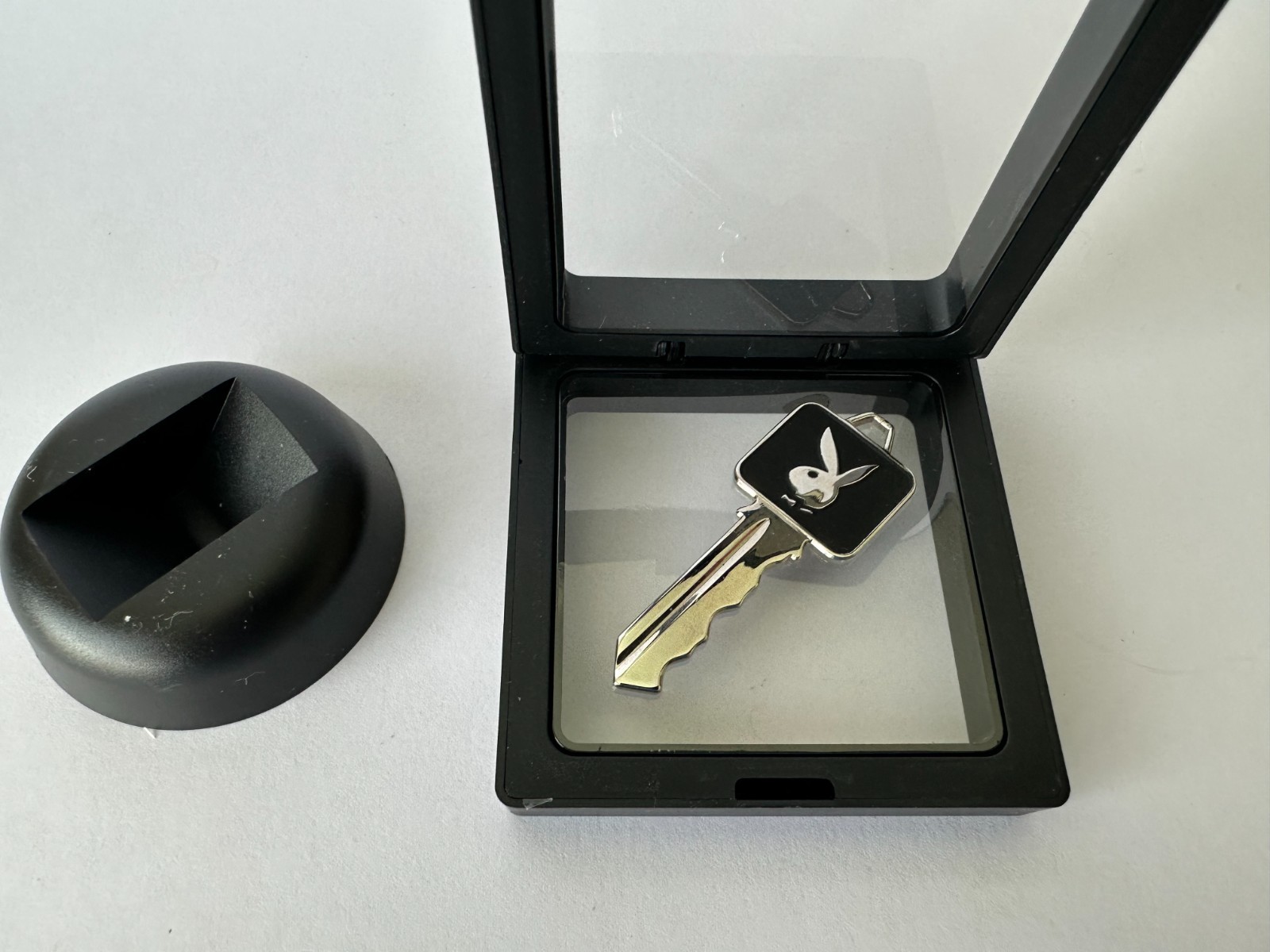 VINTAGE 60’S BEAUTIFUL MINTY LOOKING PLAYBOY CLUB KEY 🔑 DE # 24407 AND MORE!!!