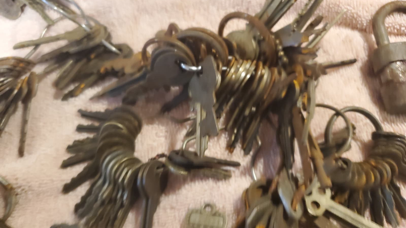 8lb Lot , 470 Antique Skeleton, Cabinet Lock, Jeweler Antique Keys and locks