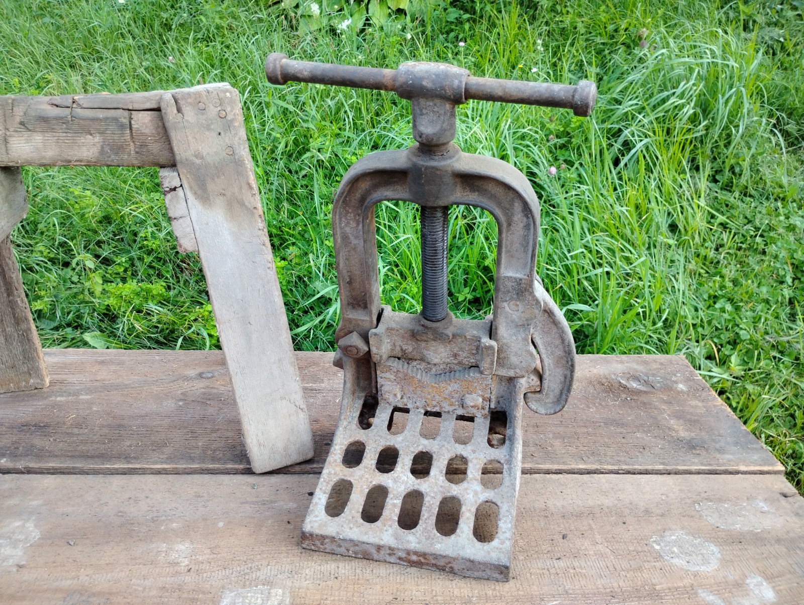 ANTIQUE The ARMSTRONG MFG Co #2 PIPE VISE LARGE RARE 1882 VINTAGE SALVAGE TOOL