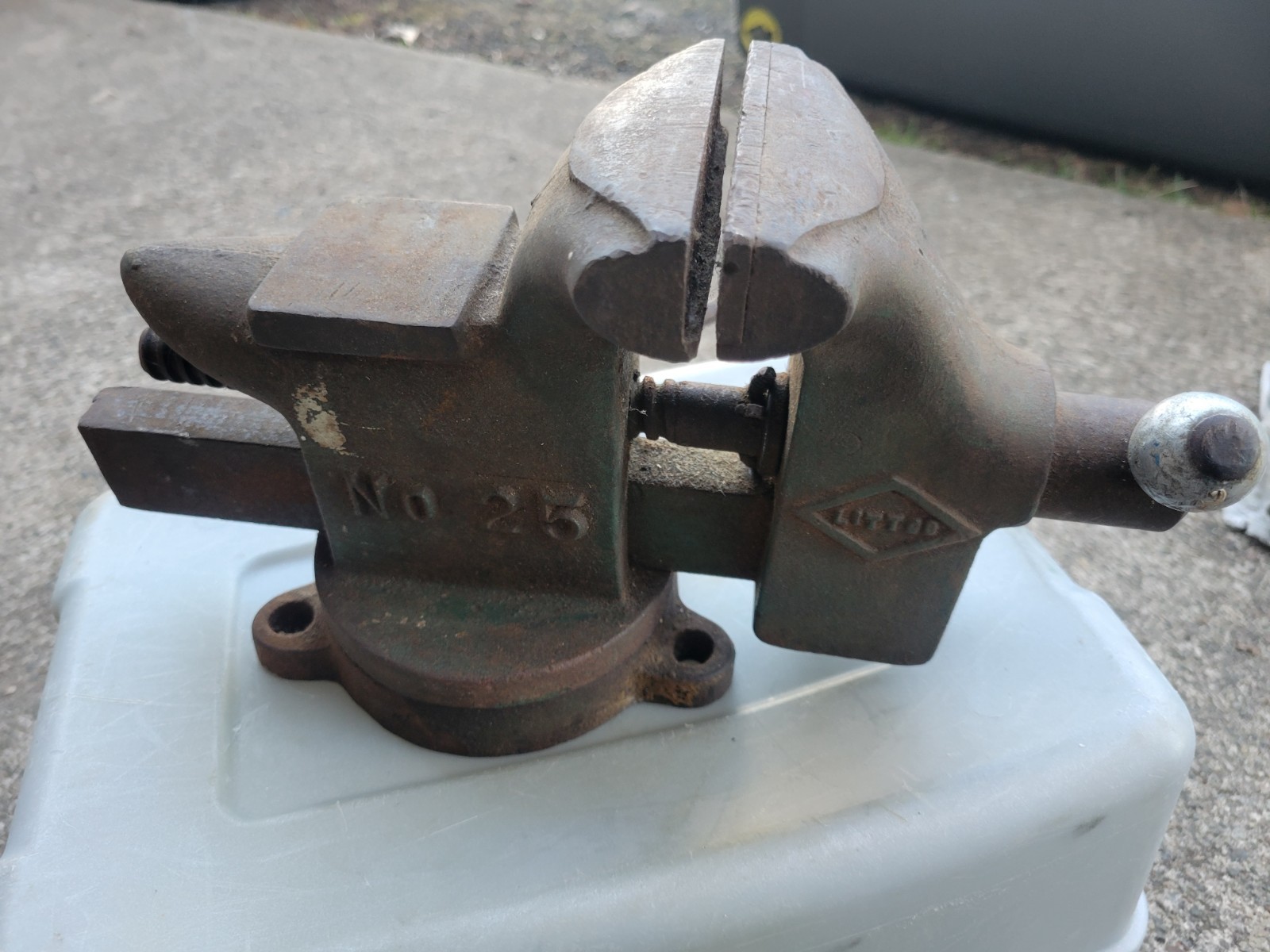 Vintage LITTLESTOWN No 25 Bench Vise 3-1/2″ Jaws Swivel Base USA. see details
