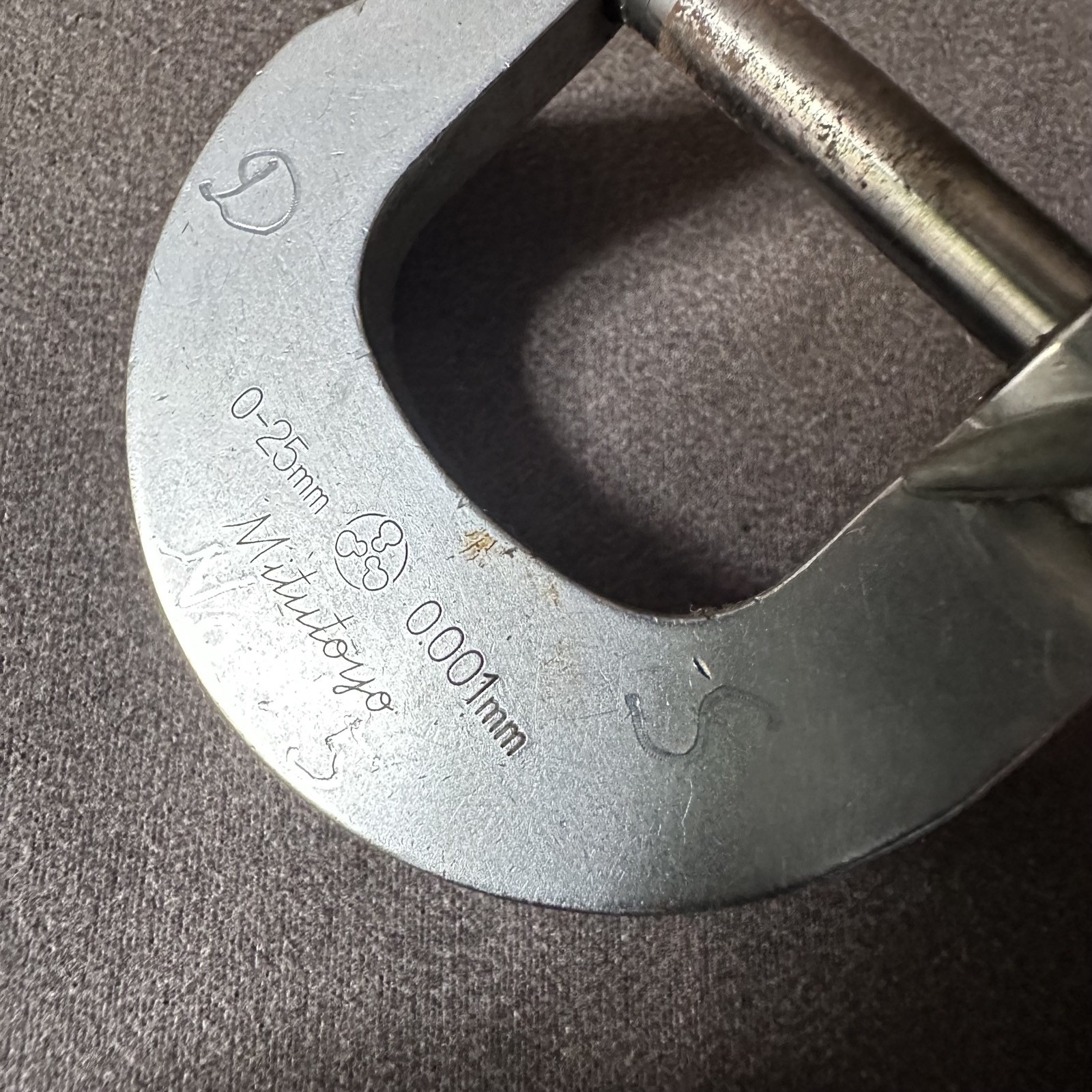 VINTAGE MITUTOYO 0-25MM 0.01MM OUTSIDE MICROMETER MADE IN JAPAN 1384980