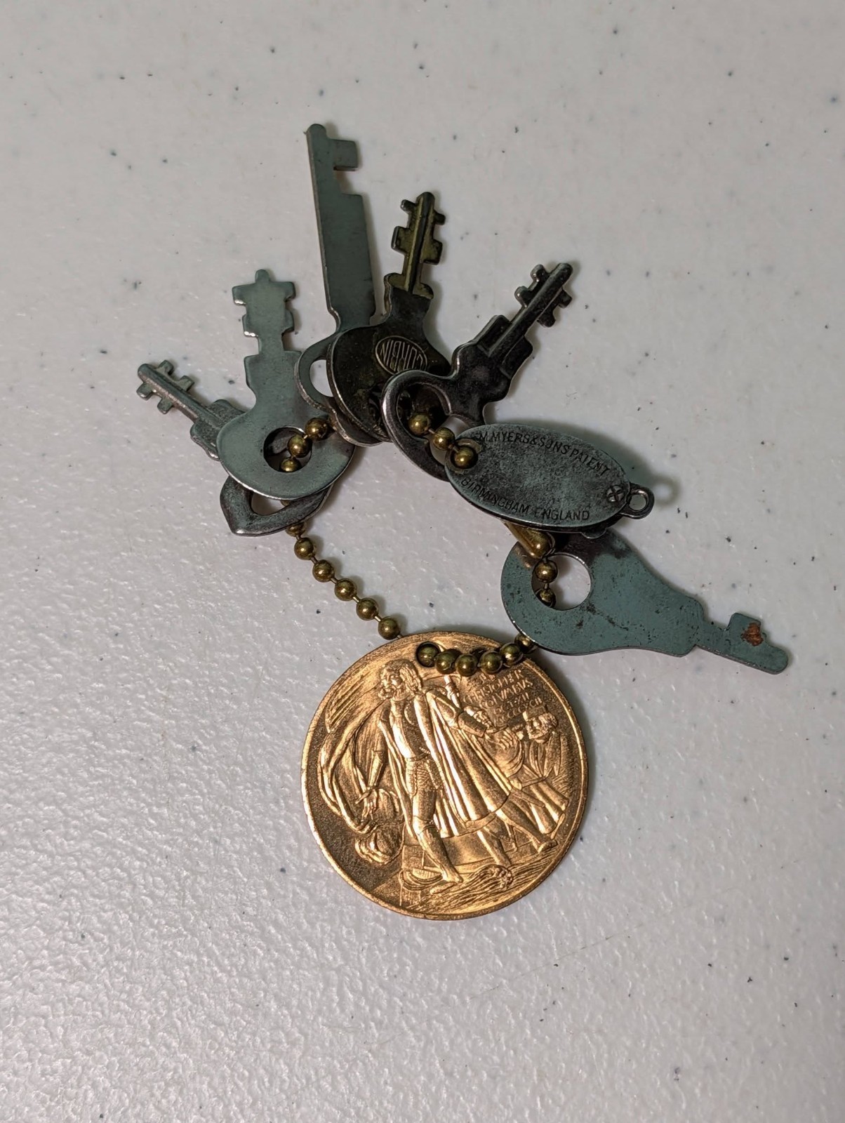 6 Antique Keys On A Medalion Key Chain Vintage