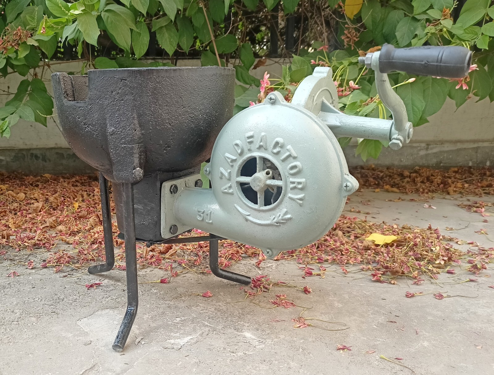 Portable Forge Furnace with Air Blower & Tripod – Blacksmithing & Schmiedeesse