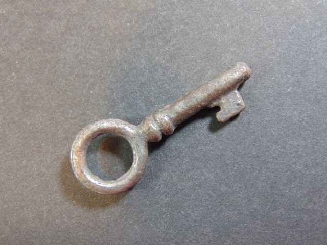 old small jewelry box / trinket box silver colored key (1.5″ long)