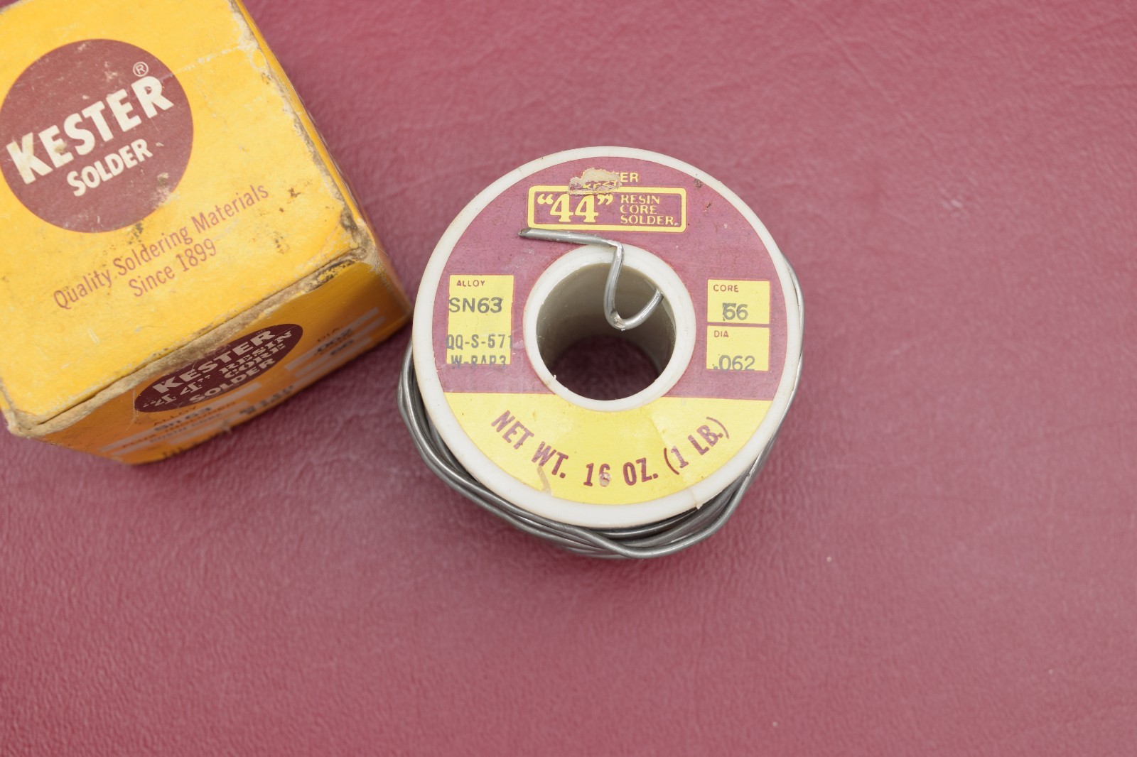 VINTAGE KESTER 44 SN63 ROSIN CORE SOLDER 66/44 .031 DIA – 1lb – USA 5904