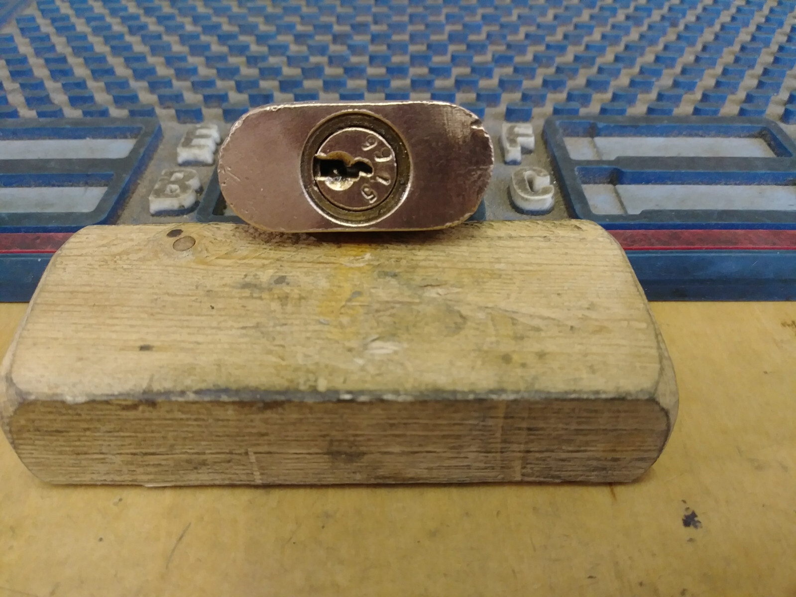 vintage/antique yale 830 padlock w/new keys pre 29 9915