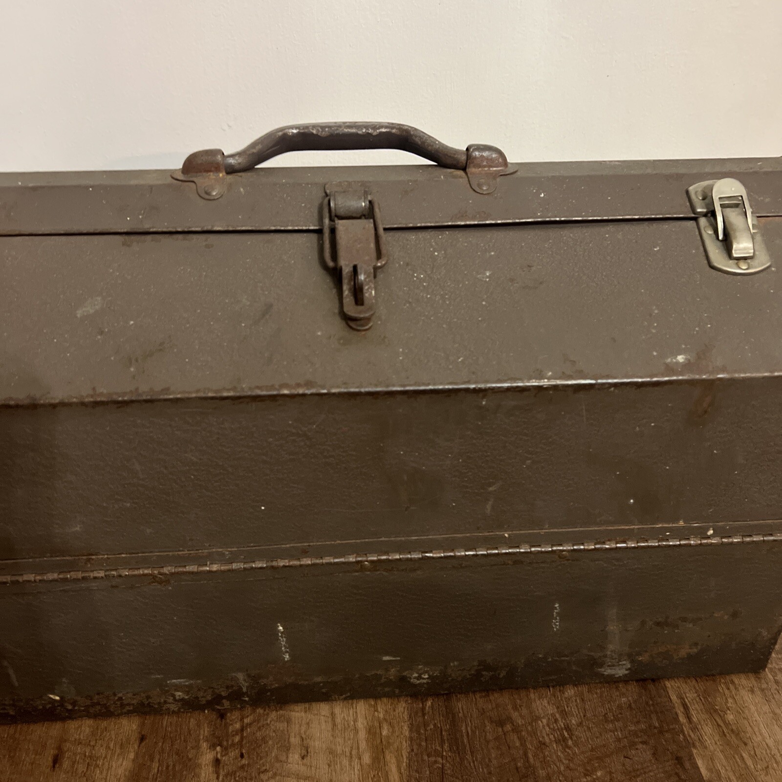 VTG KENNEDY CANTILEVER TOMBSTONE COFFIN HIP ROOF TOOL BOX W/GREEN FOLD OUT TRAYS
