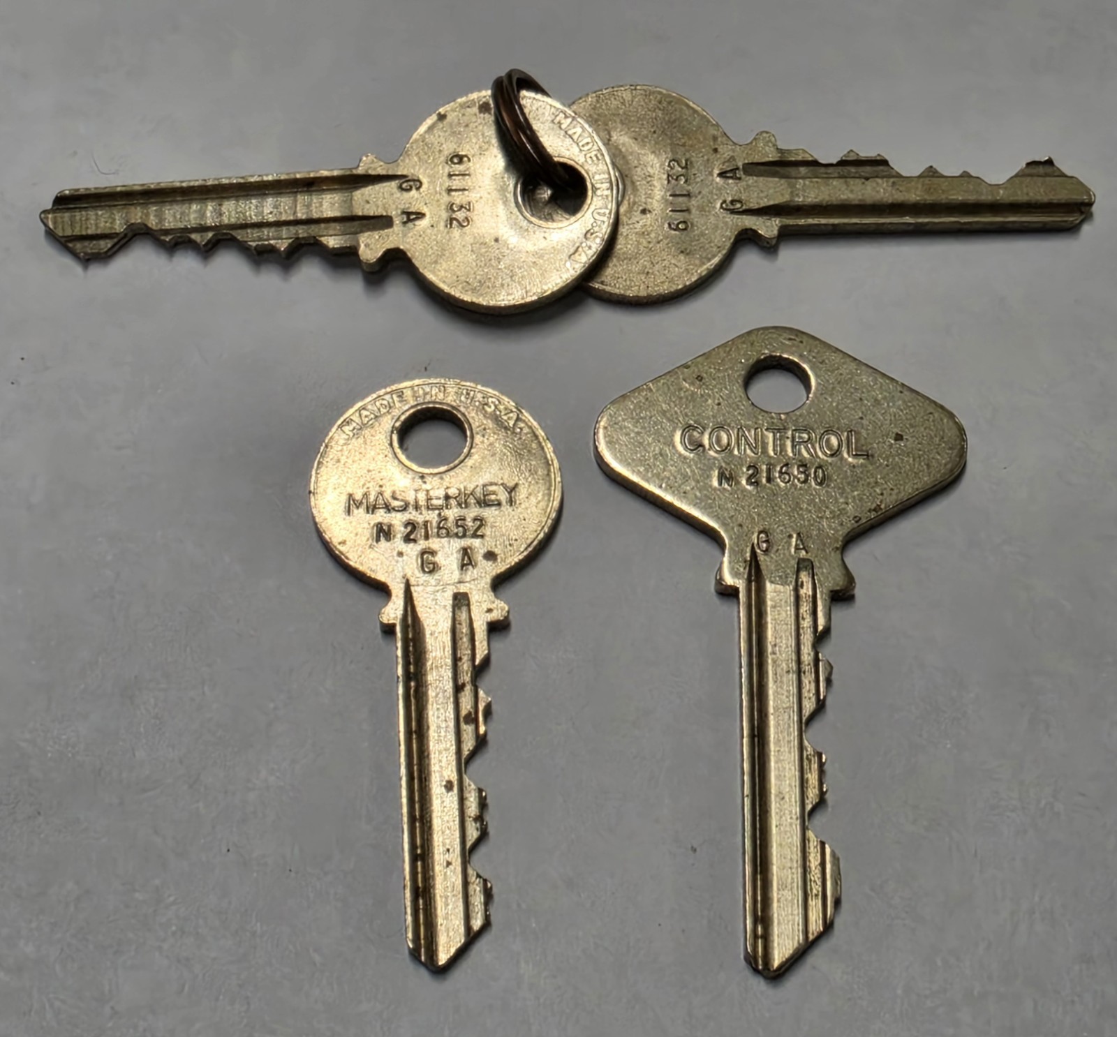 Yale Brass Padlock 424 Series 1 Master Key + 1 Control Key + 2 Keys Vintage