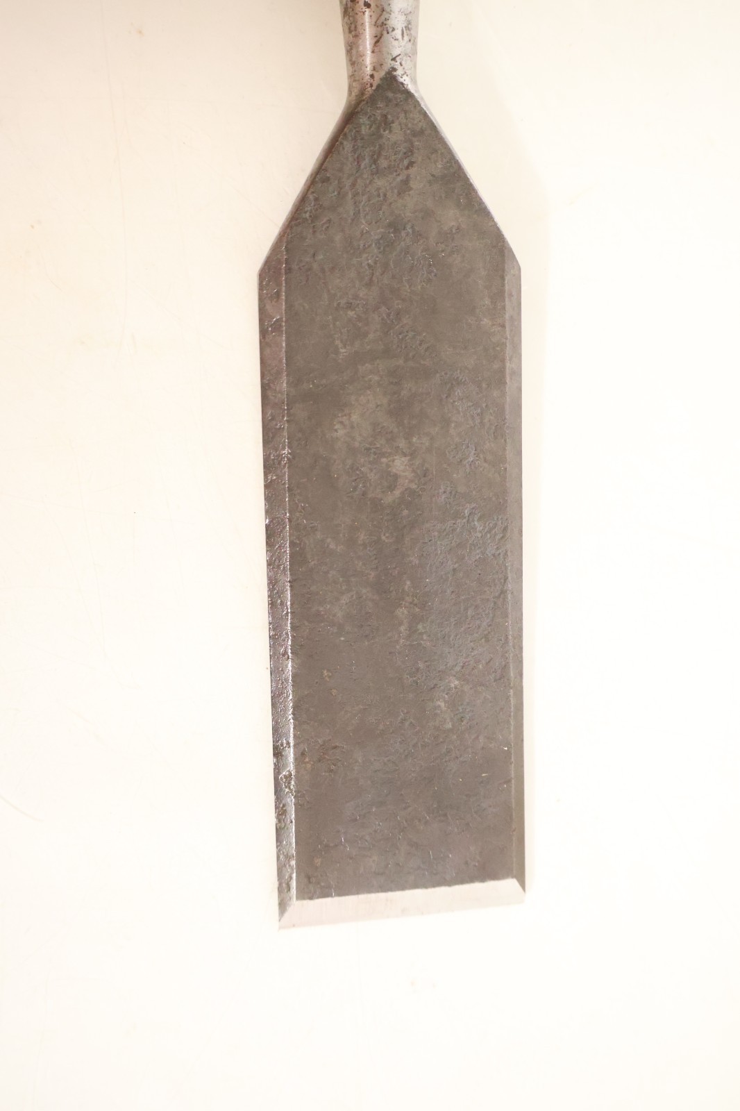 2 INCH BEVEL EDGE BENCH CHISEL NO NAME IN OK CONDITION MUST SEE b2 lot 1