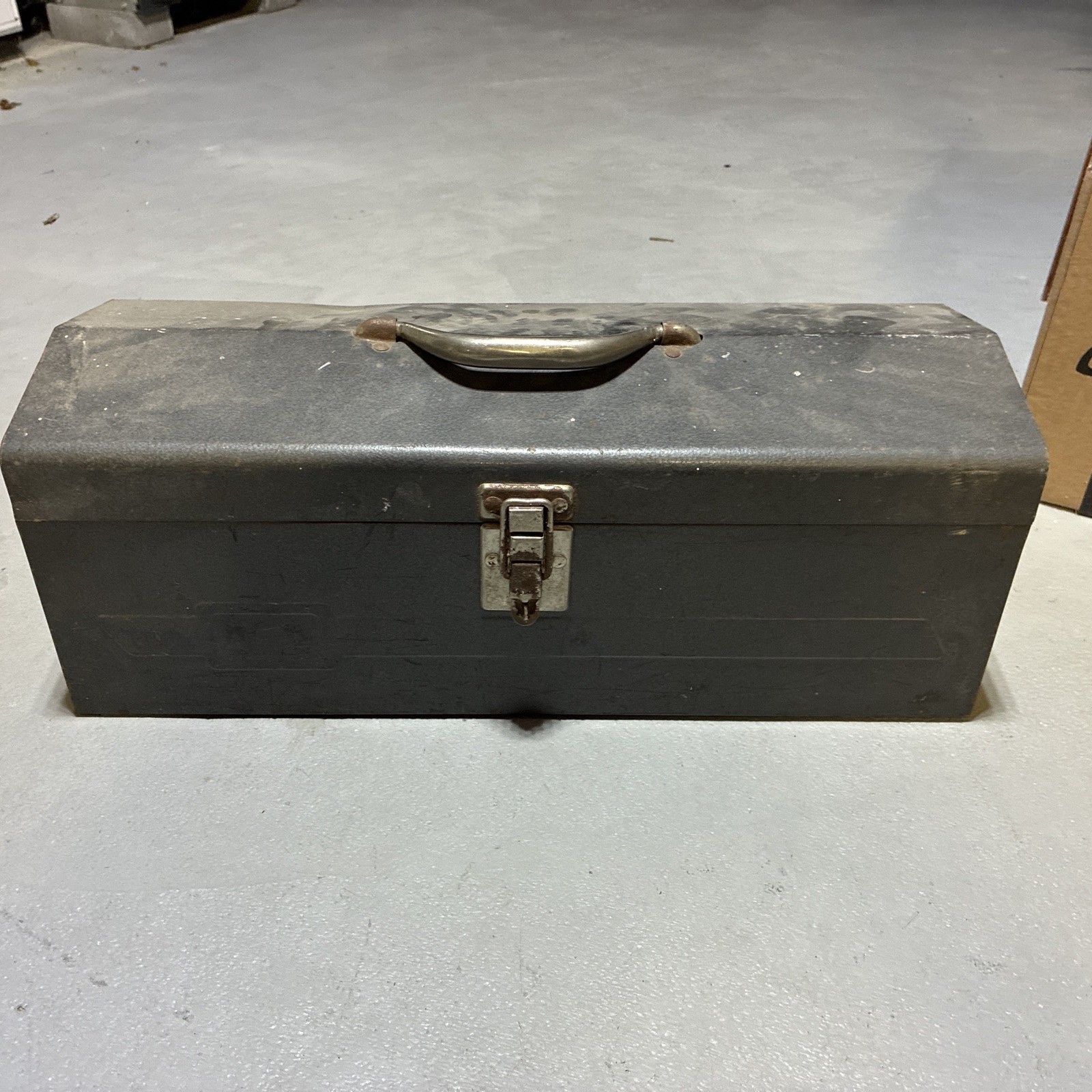 Vintage 19 Inch “HIP ROOF TOP” Metal Tool Box w/Tray 19”x 6” x 4 7/8”
