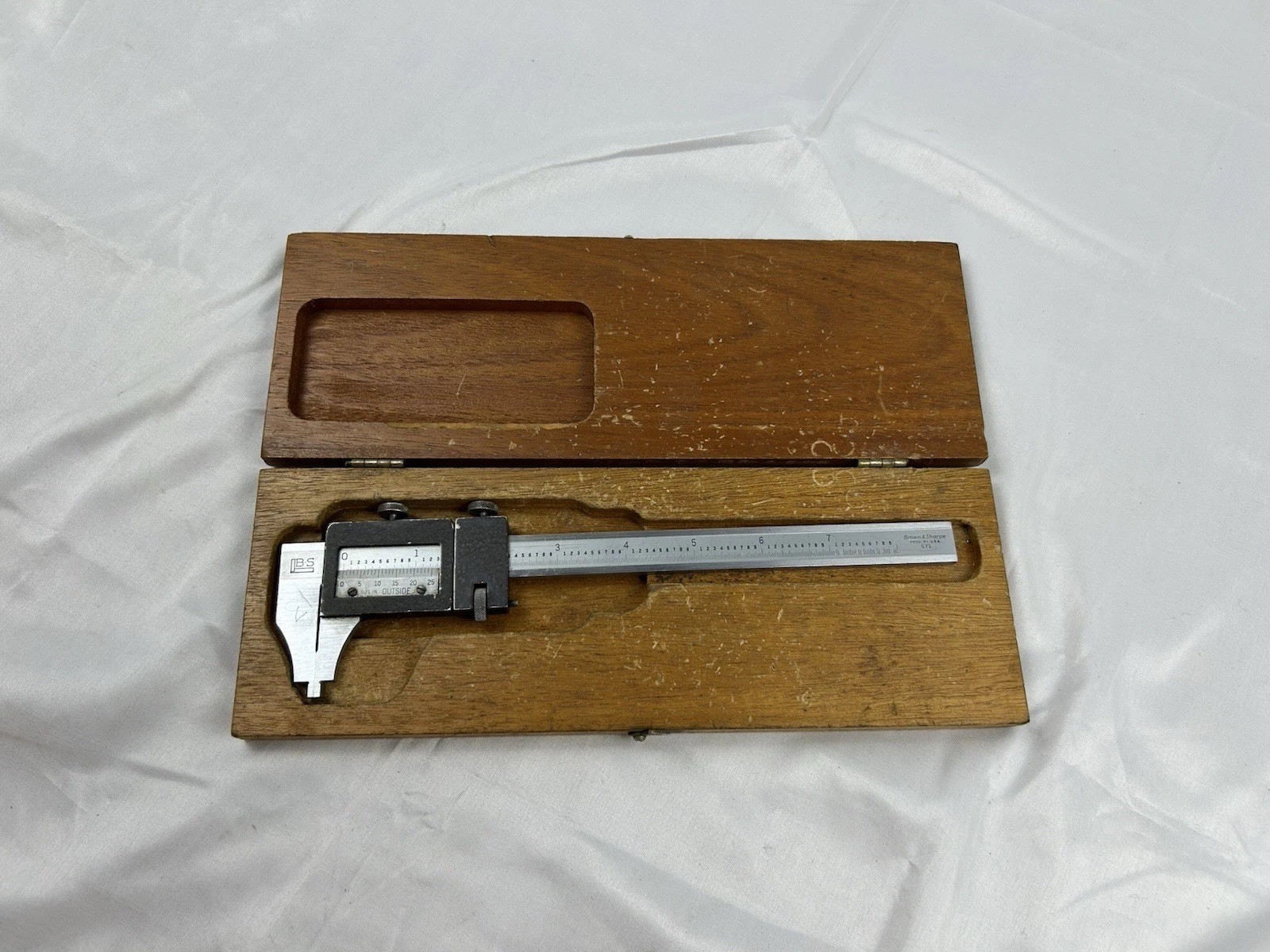 Brown & Sharpe 7″ Caliper No. 571 in original Wood Case
