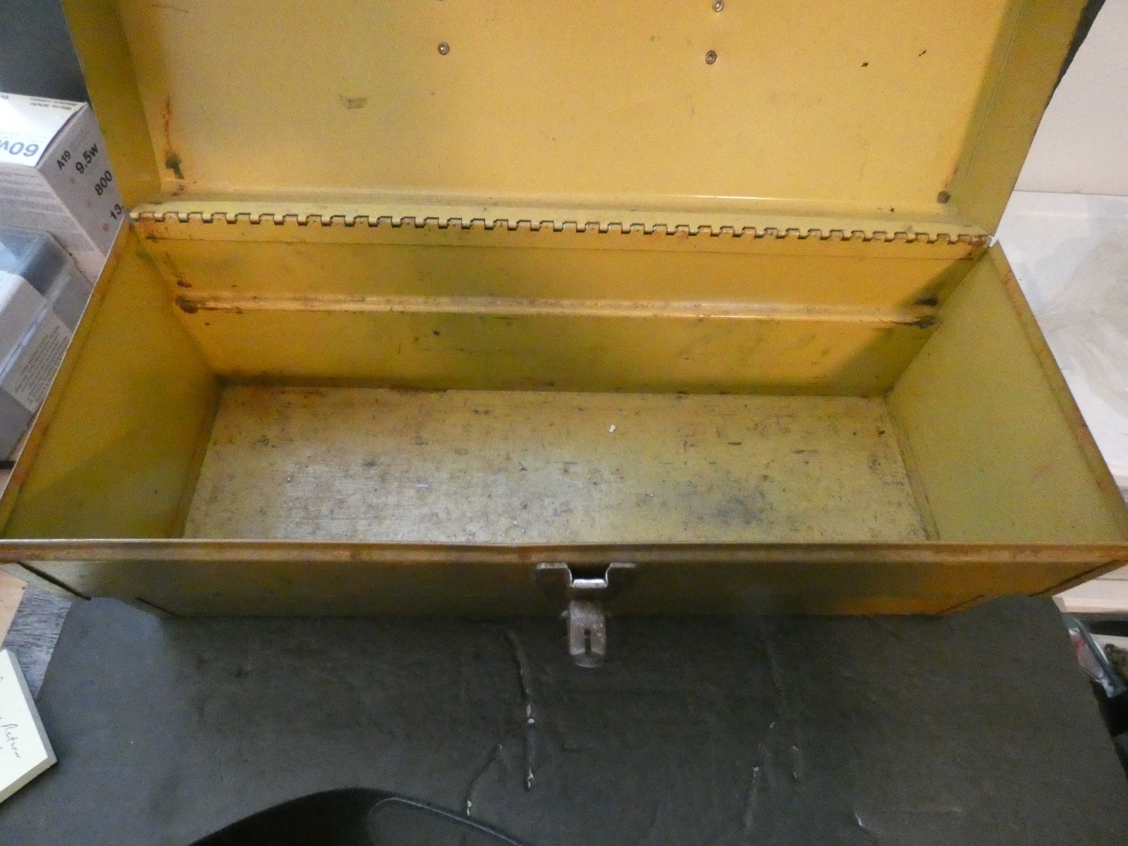 VINTAGE GOLD METAL TOOL BOX & INSERT TRAY PARK MODEL