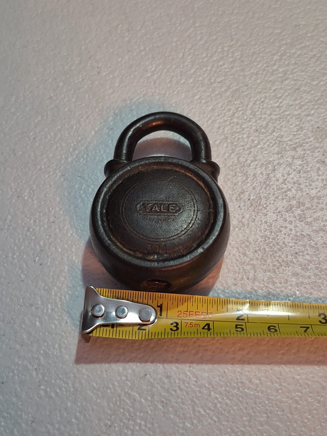 YALE – 324 – THE YALE & TOWNE MFG CO – Vintage PADLOCK – NO KEY *READ