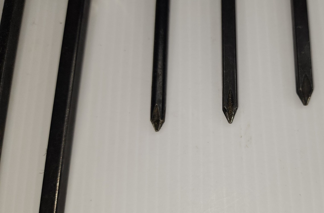 wood handle screwdriver set of (7) stubbes (2), flat tip (1), Phillips (4).