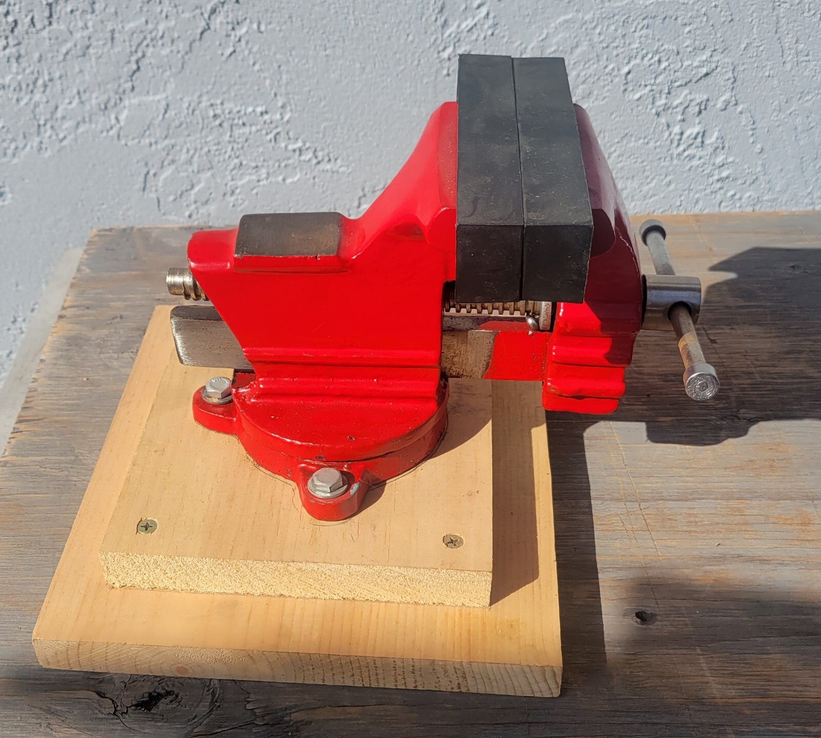 Vintage Red Swivel Base Bench Vise ~ Anvil ~ Jaws ~ 3 1/2″